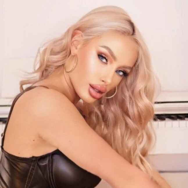 blonde_anna