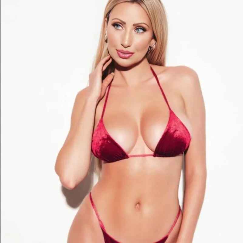 blondeGia143