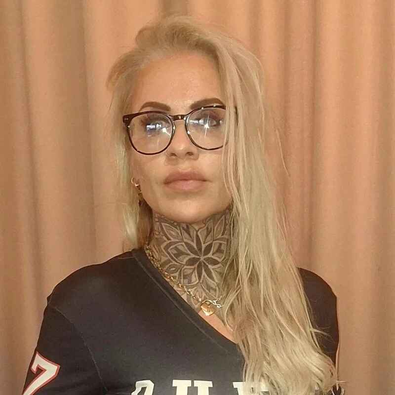Sporty-sexy-blonde