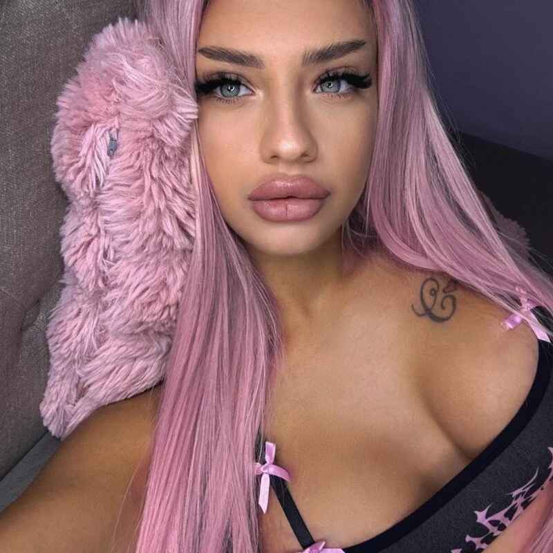 MikaellaKins