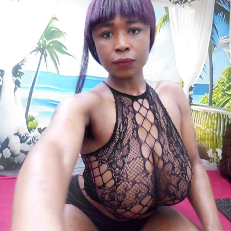 queenofboobs38