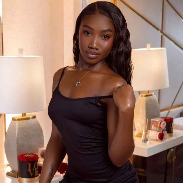 Ebony-petitee
