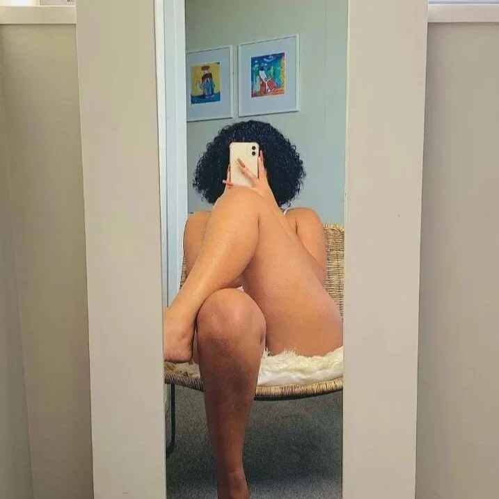Curvy_Charm