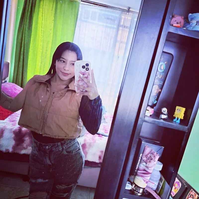 Mia_233_