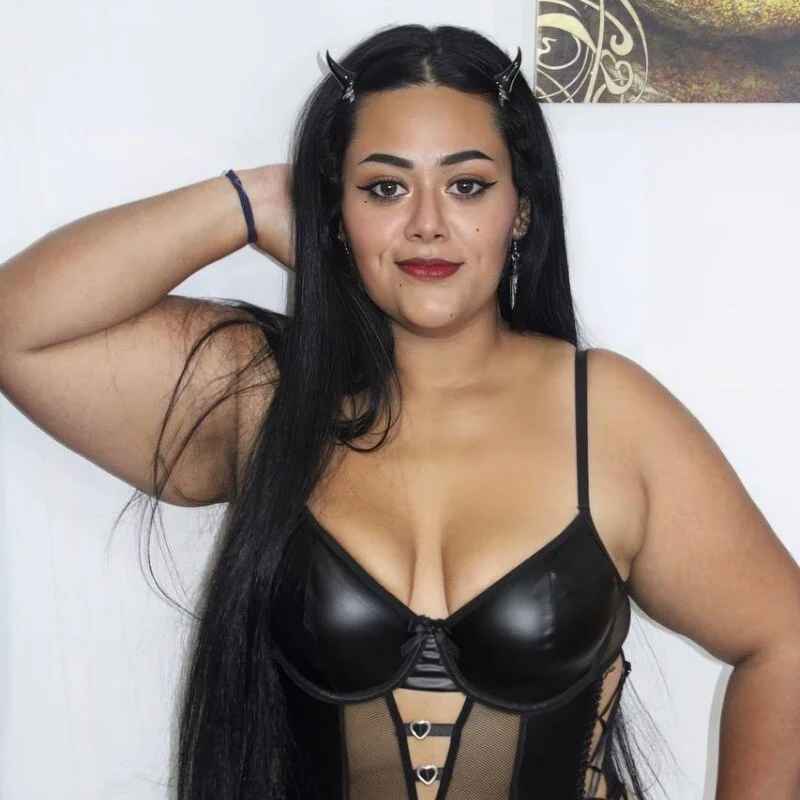 Queen_Curvy01