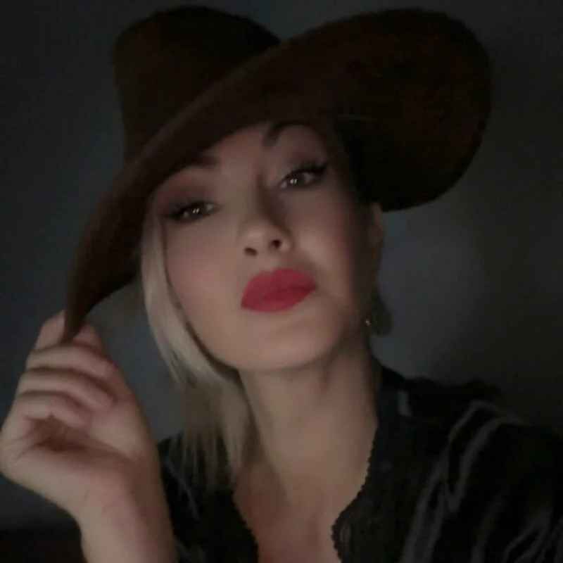 Aura_Goldie