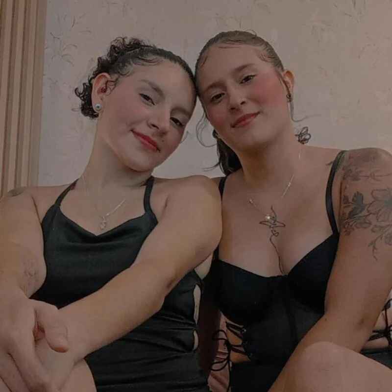 Chloe_and_Scarlett