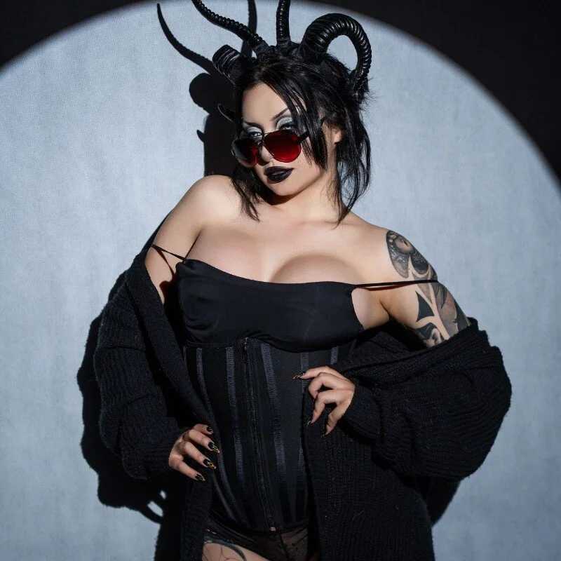 Adeelinee — FansOnlyX creator profile