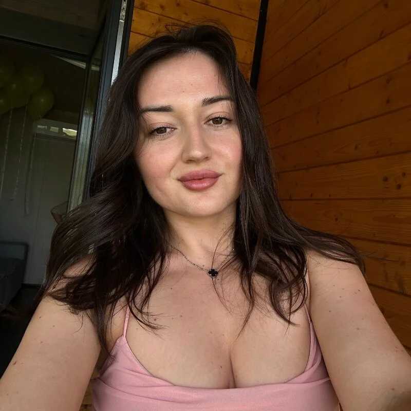 RoseViki — FansOnlyX creator profile