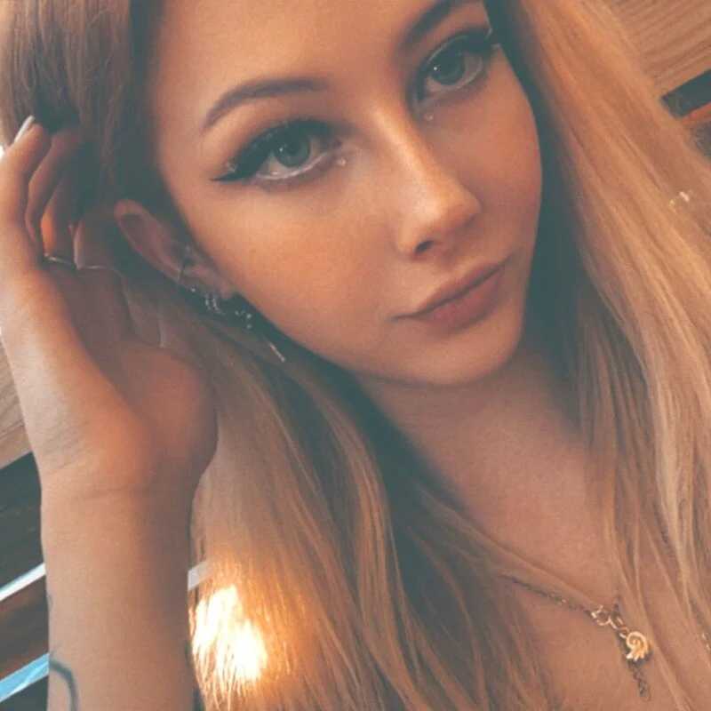 EmilySwann_ — FansOnlyX creator profile