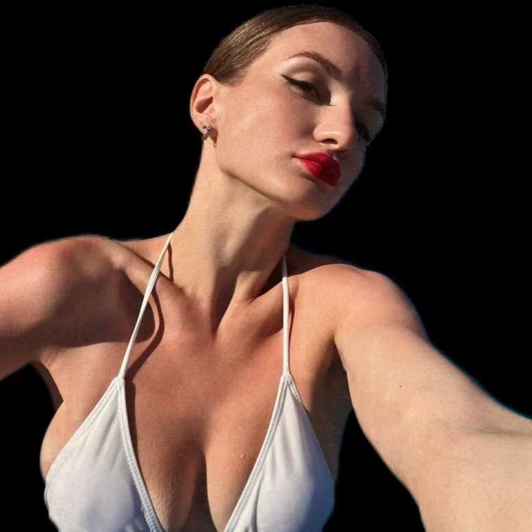 VickiRoom — FansOnlyX creator profile