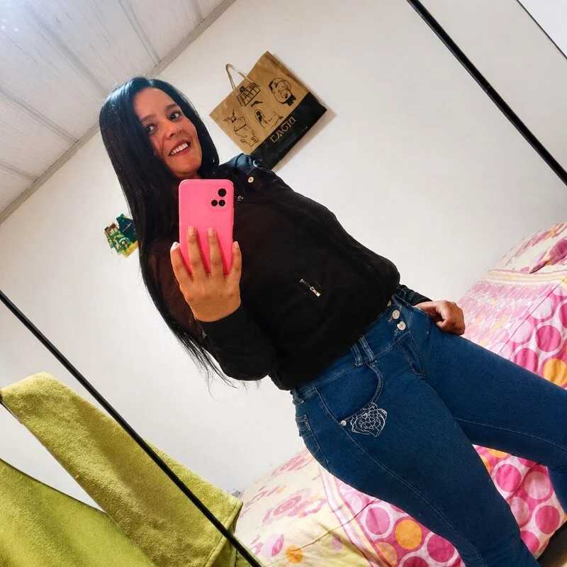 debora_shine — FansOnlyX creator profile