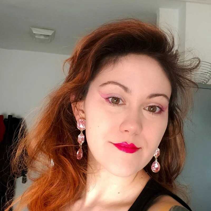 AliraCross — FansOnlyX creator profile