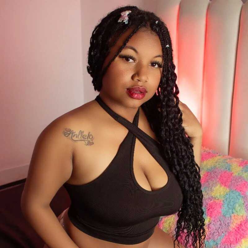 NiaBrunette — FansOnlyX creator profile