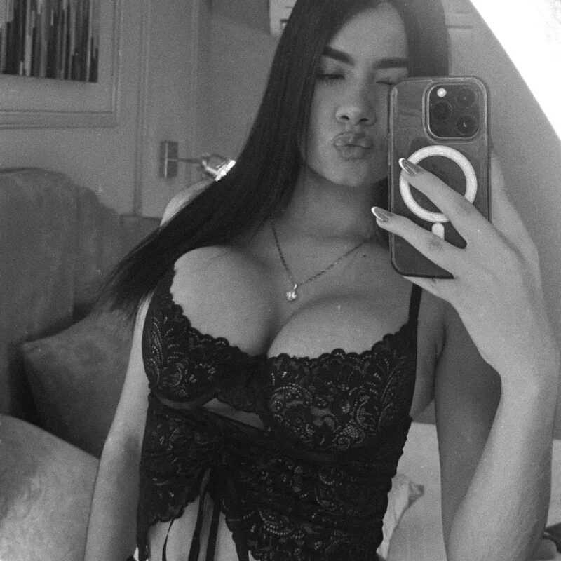 mia_kisses2 — FansOnlyX creator profile