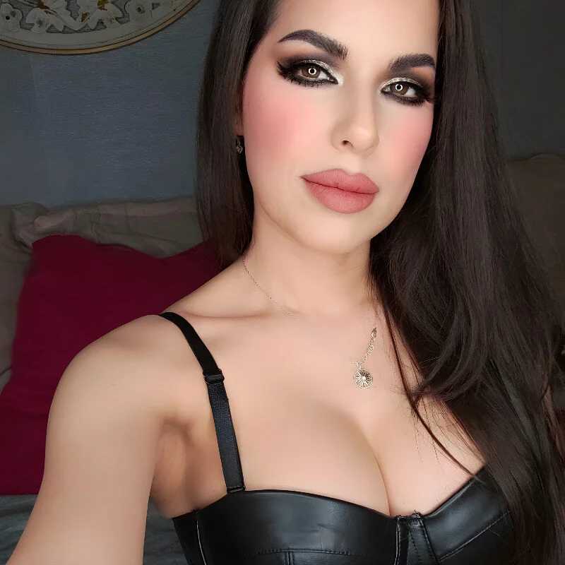 Laureana — FansOnlyX creator profile