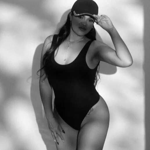 renata_cruzz — FansOnlyX creator profile