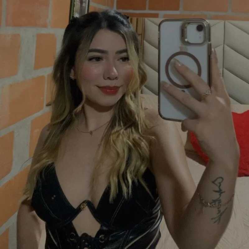 emi_bloom — FansOnlyX creator profile