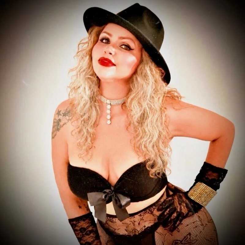 AnnaRoschie — FansOnlyX creator profile