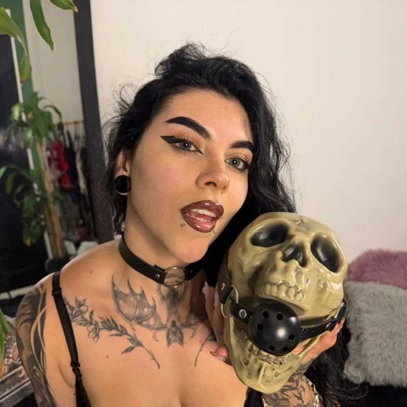 MissCharlottte_18 — FansOnlyX creator profile