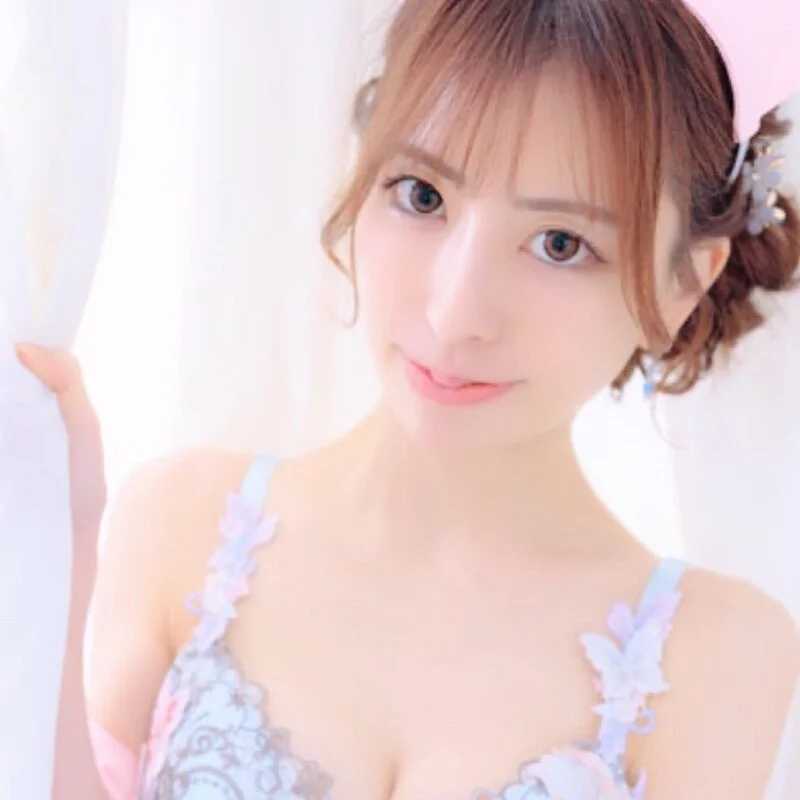 kira_kira_xxx — FansOnlyX creator profile