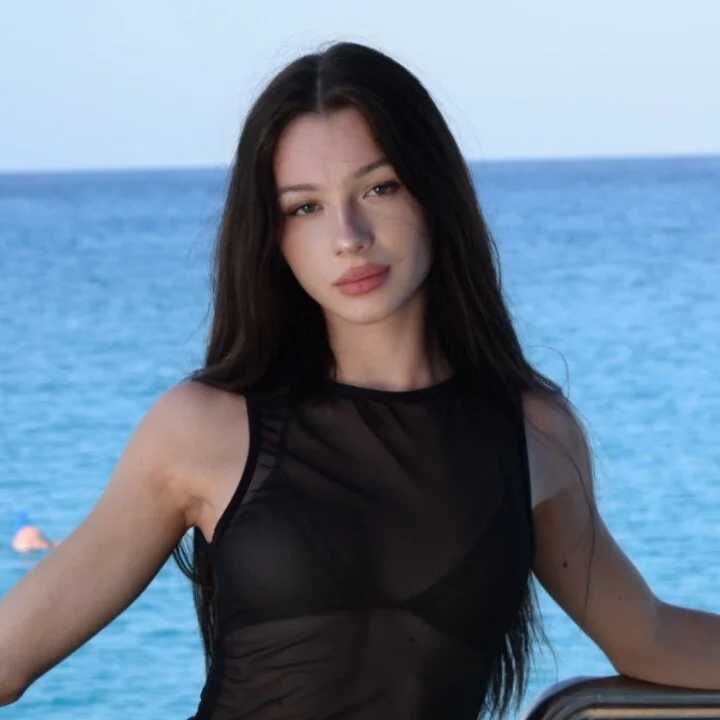 DollyV — FansOnlyX creator profile