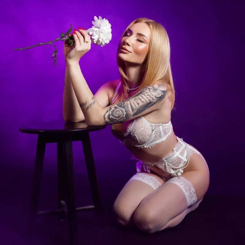 AngieShae — FansOnlyX creator profile