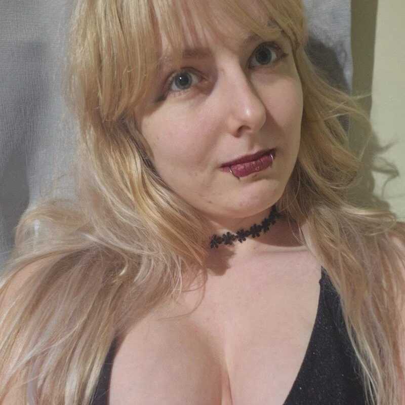Valenciaishorny — FansOnlyX creator profile