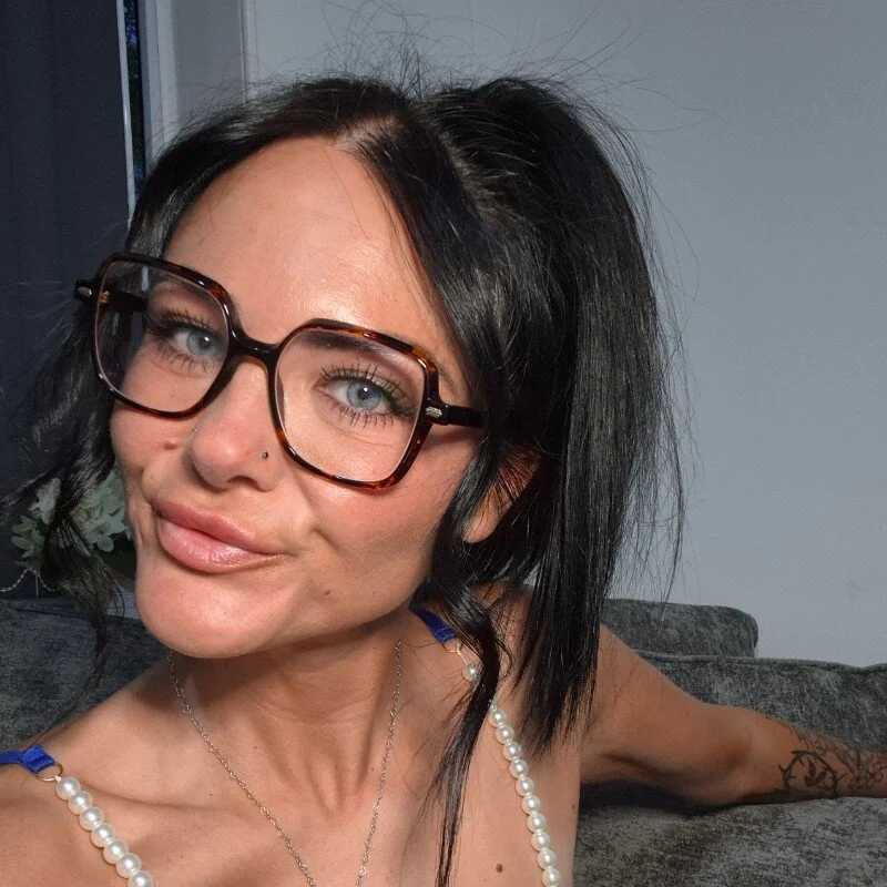MARRIED_MIA_UK — FansOnlyX creator profile