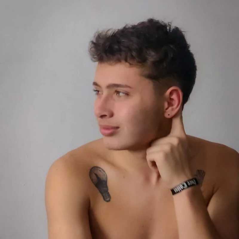 Julian-wolf18 — FansOnlyX creator profile