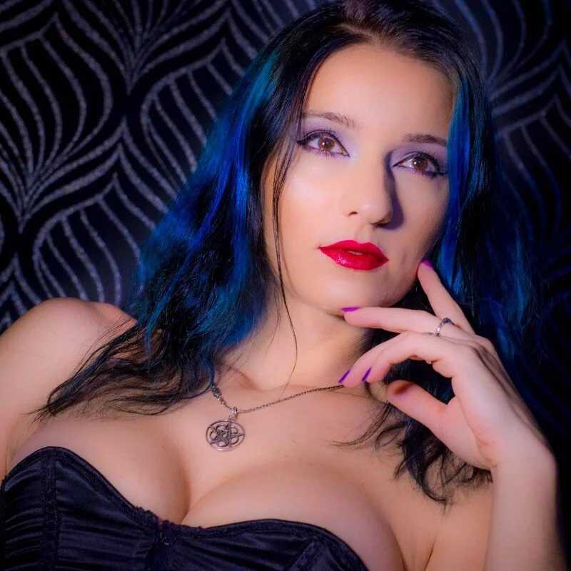 Queen_of_Hearts1 — FansOnlyX creator profile