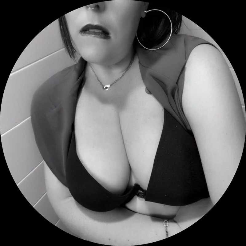 bellavelours — FansOnlyX creator profile