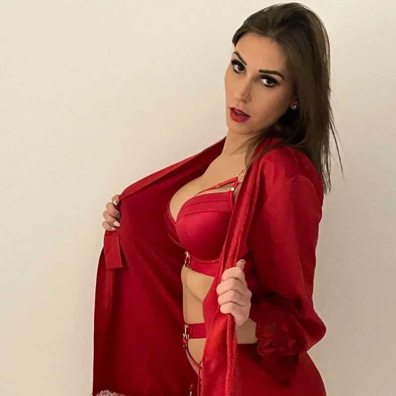 Laraashow — FansOnlyX creator profile