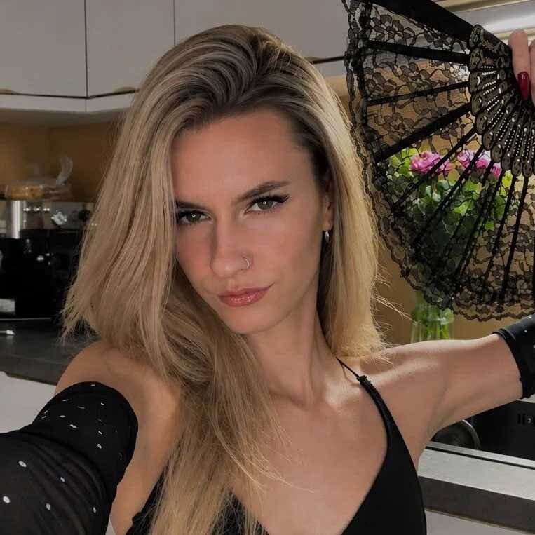 RoxanneJoy — FansOnlyX creator profile