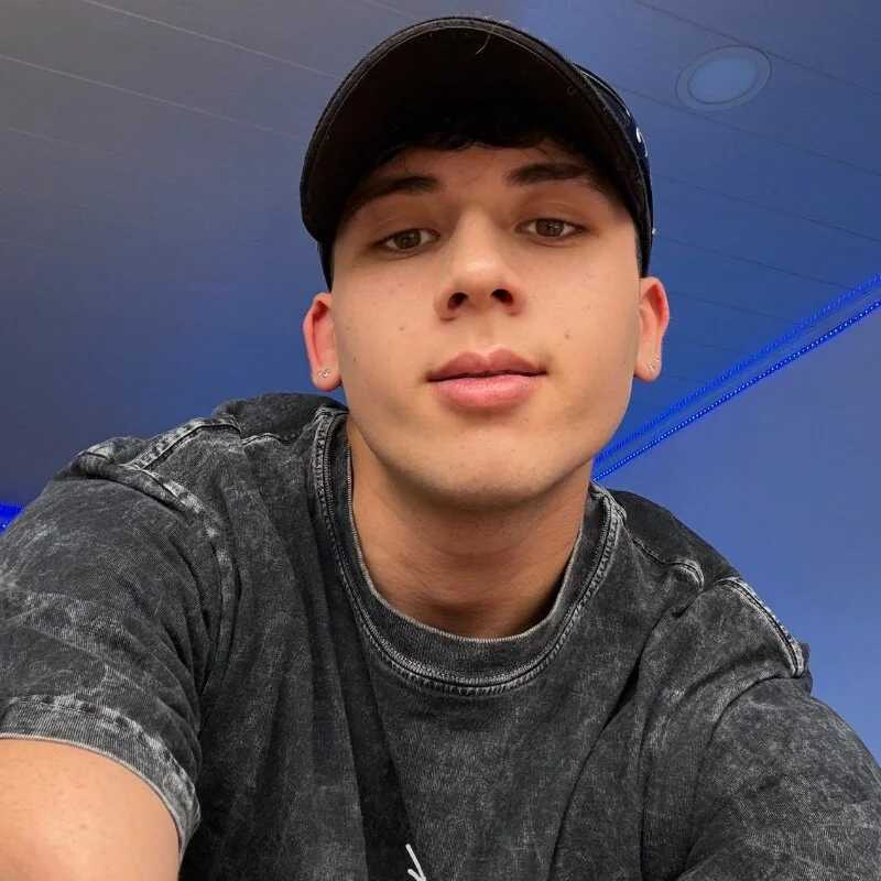 OLIVER_K — FansOnlyX creator profile