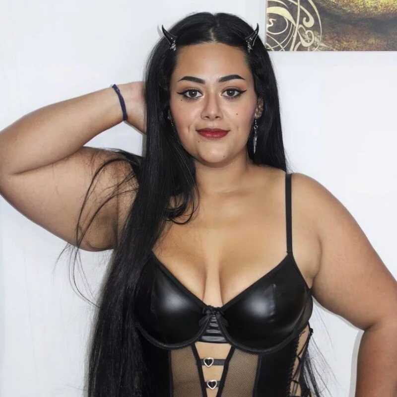 Queen_Curvy01 — FansOnlyX creator profile