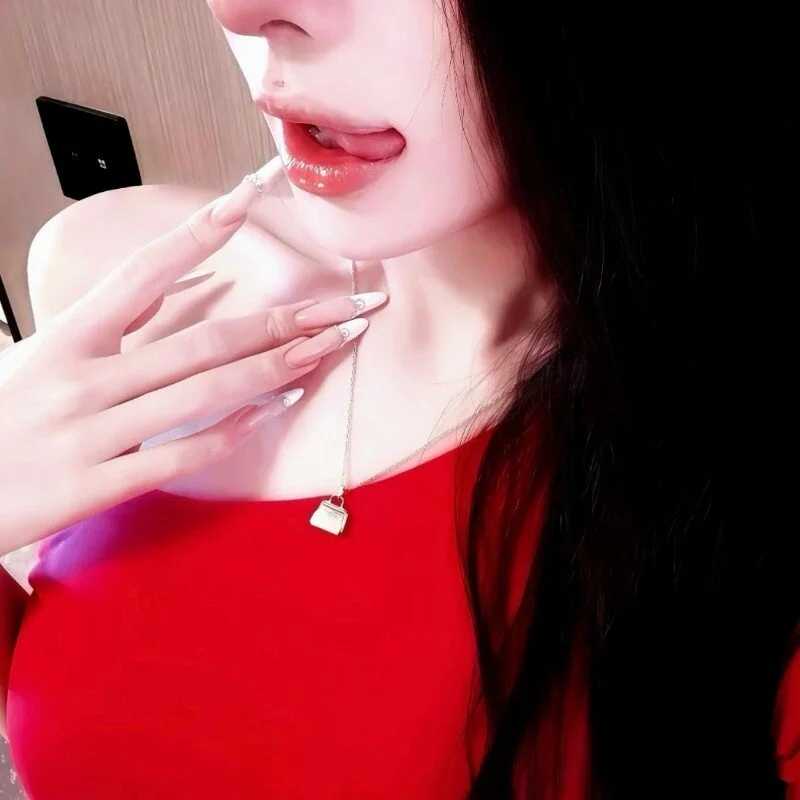 iAV-001 — FansOnlyX creator profile