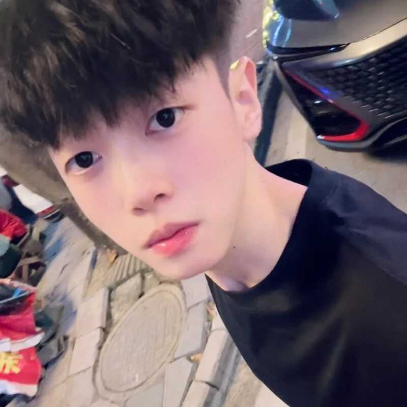 Hu_897 — FansOnlyX creator profile