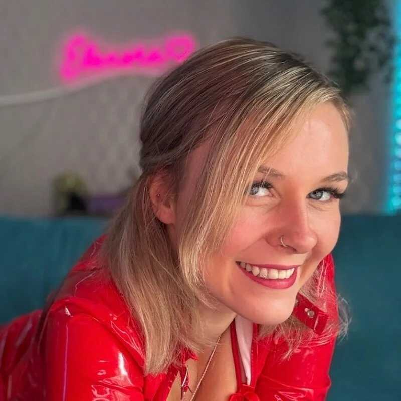elenoraxrose — FansOnlyX creator profile