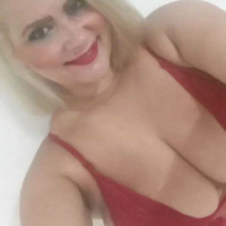 Carolzinhaoficial — FansOnlyX creator profile
