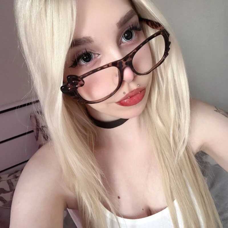 EllieBlushh — FansOnlyX creator profile