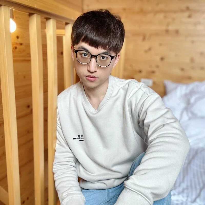 cr_huang — FansOnlyX creator profile