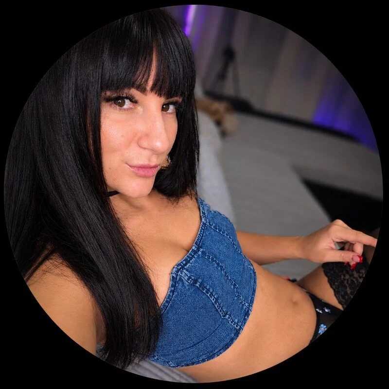 LeaLyenn — FansOnlyX creator profile