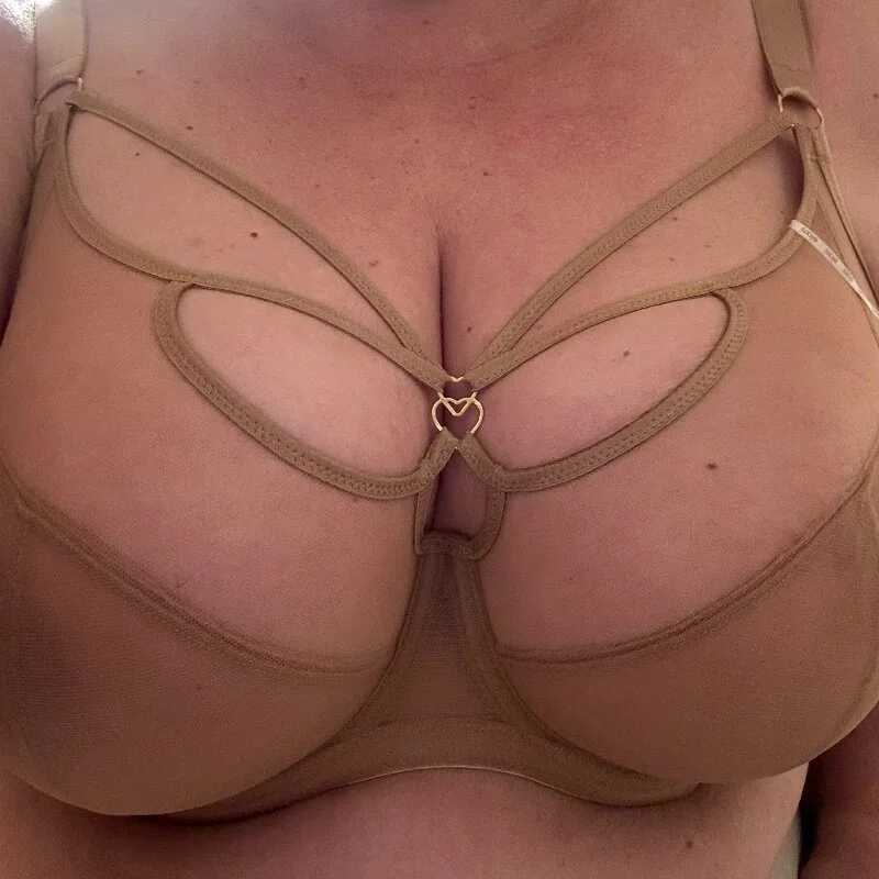 curvymilfmicha — FansOnlyX creator profile