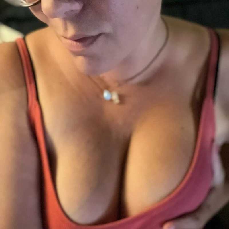 BeachyMilf — FansOnlyX creator profile