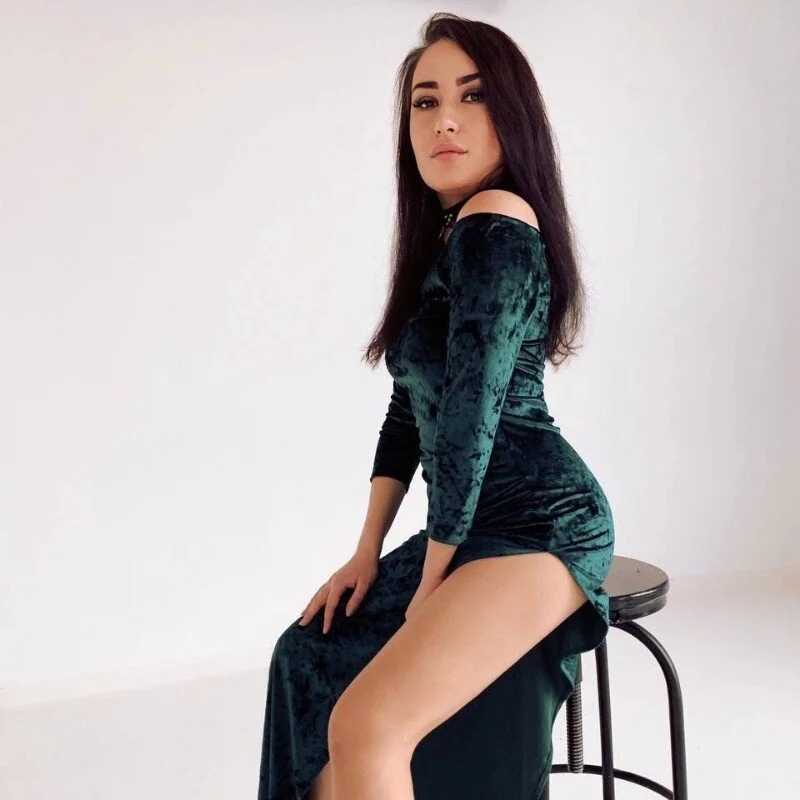Roxana_Bell — FansOnlyX creator profile