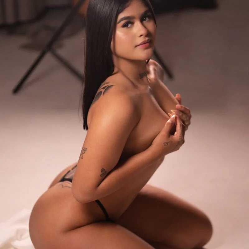 Mia-Medina — FansOnlyX creator profile