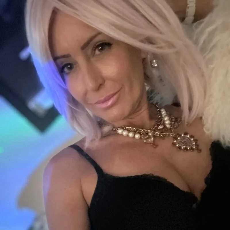 VelvetBarbie — FansOnlyX creator profile