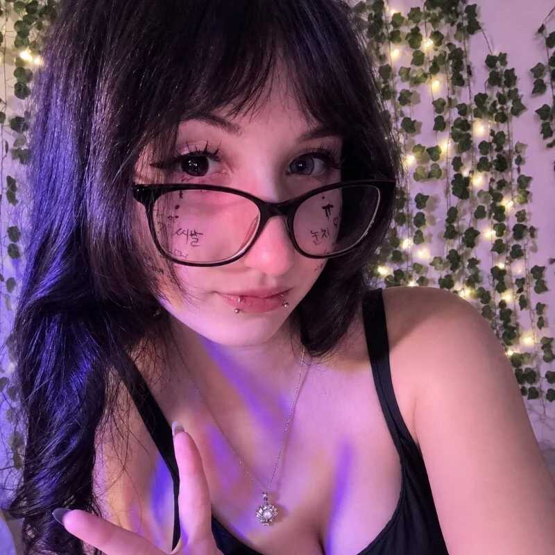 VeilRose — FansOnlyX creator profile