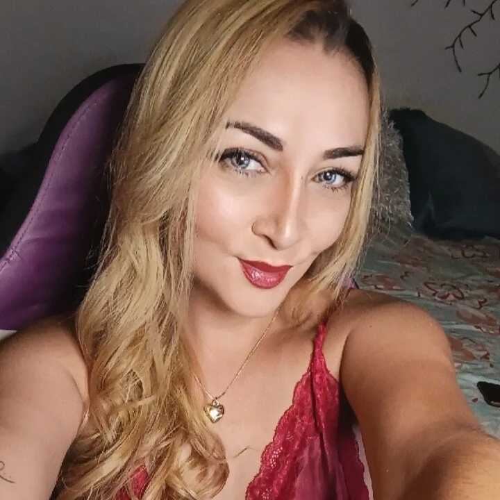 adri_smoke — FansOnlyX creator profile
